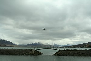 Flugvélar fljúga yfir brúna ...