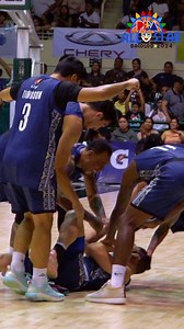 A movie script ending for the #PBABacolodAllStar2024 game! Robert Bolick completes a game-tying 5-point play in the final 17.8 secs. The exhibition game ended in a draw, 140-140 ✌️ | PBA