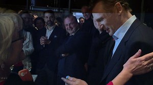 Liam Neeson hat uns in der ZDF-Lounge der #Berlinale kurz besucht. Weil wir das und ihn so nett fanden, haben wir ihm ein Mainzelmännchen geschenkt. Das hat er bestimmt noch nicht. | ZDF