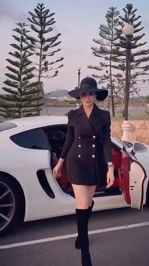 Chic all black luxe fashion Jet set babe outfit