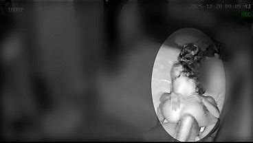 Dernière vidéo virale philippine : une mère et son beau-fils surpris par une caméra de surveillance en plein acte sexuel par le mari.