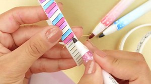 Color Your Own Watch es el reloj digital de Crayola Toys que coloreas como más te guste. ¡Funciona de verdad! Además puedes combinarlo con las divertidas pulseras que vienen incluidas. ¿Qué vas a crear hoy? ⌚ #CreaUnaYOtraVez | Crayola