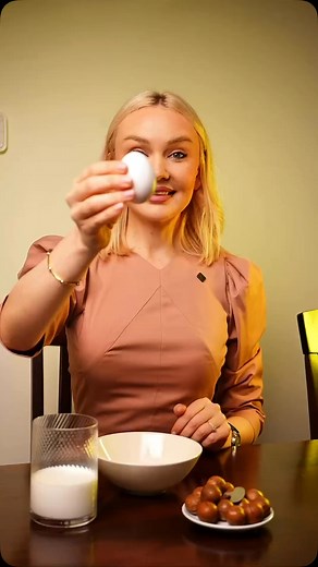 ✅ Subscribe @dr.lica 🍳 How much protein do you need daily? The average adult needs 0.8g of protein per kg of body weight. If you exercise regularly or want to build muscle, aim for 1.6–3.3g per kg. 🧀 High-protein foods (20g per 100g): • Parmesan cheese (41.6g) • Lean veal (36.7g) • Chicken breast (32.1g) • Tuna (34.7g) • Dry-roasted soybeans (43.3g) • Spirulina (57.5g) 🐠 Medium-protein foods (10–19g per 100g): • Boiled eggs (12.6g) • Cooked salmon (22.1g) • Tofu (8.1g) • Edamame (9g) • Lentil