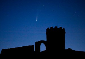 This week on Hayley's tour of the night sky: ☄️ It's your last chance to spot Comet #Neowise 🌔 Can you find the Kepler and Copernicus craters on the Moon 🌌 The Constellation of the Week is Aquarius What's in the Night Sky covers what you can see with the naked eye but also offers some tips for those with binoculars and telescopes too. #Space #Astronomy Credit: Stellarium Cover: Mike Spencer | National Space Centre
