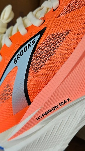 Brooks Hyperion Max 3 har fått en total overhaling med tykkere mellomsåle av to skum, DNA Gold og DNA FlashV2. Sammen med en SpeedVault Pebax-plate blir resultatet en lettløpt, responsiv sko som takler både rolig og rask trening– men som virkelig kommer til sin rett når tempoet øker. Vekt 🙋🏻‍♀️249 gr 🙋‍♂️280 gr Dropp 6 mm 2400,- LØPESKO KJØPER DU AV LØPERE #loplabbetnorge #loplabbet #treningssko #trening #løpesko #brooksrunning #brooks | Löplabbet Norge