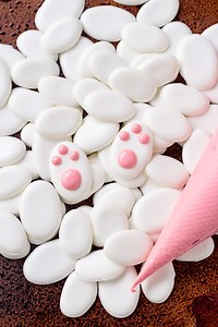 How to Make Bunny Paw Candy with Video - The Bearfoot Baker