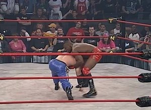 Chicago Bears legend @BUrlacher54 stopped by The Asylum in 2003 and took out Jonny Fairplay. #SBLIII #IMPACTUK MORE: https://impactwrestling.com/the-history-of-the-nfl-and-impact-wrestling/ | TNA Wrestling UK