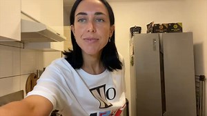 We love Sarhys! Not only does she cook a killer Green Goddess Tofu Scramble but she's hilarious too! @sarhyspage 😍 Plus, she's rocking some sexy merch - the iconic No Meat May tee! ❤️ Grab your ingredients and cook along with Sarhys! 😊 You'll need some firm tofu, grated zucchini, kale, capsicum, turmeric, cumin seeds, smoked paprika, chilli, salt, and a sprinkle nutritional yeast, and you have a delicious "eggy" scramble. Serve with toast and avocado - mwah 👌 This is one brekkie you will want