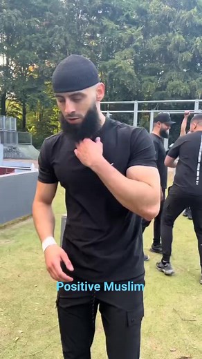 Be strong Muslim 💪 Build yourself. Choose your friends well | Positive Muslim
