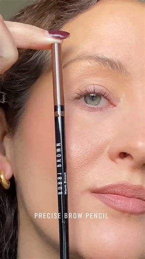 Diseñamos el NUEVO Precise Brow Pencil con una punta ultra fina para una precisión máxima (a prueba de errores) además de un color con aspecto natural que dura todo el día.​ ​ Regram: @bobbibrownuk​ #BobbiBrownCL #PrecislyYou #PreciseBrowPencil | Bobbi Brown Cosmetics | Facebook