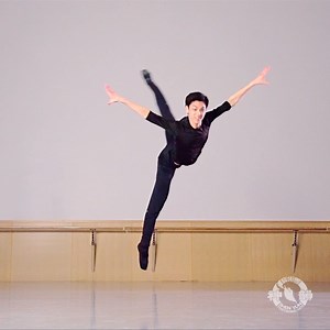 Used in both martial arts and classical Chinese dance, the butterfly kick is called “xuan zi” (旋子) in Chinese, which literally translates as "spinner" for its whirling, twisting movements in the air. After winding up one’s torso for momentum, the back legs are kicked one by one—and there you have it, a butterfly kick! | Shen Yun
