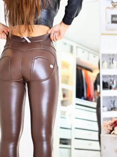 💜💜💜 ... @hotter_in_leather #leather #leatherwear #leatherfashion #leatheroutfit #leatherleggings