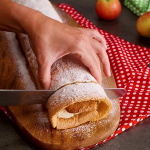 22K views · 81 reactions | Rulada de mere cu frisca, reteta scrisă în primul comentariu... | Idei de retete | Facebook