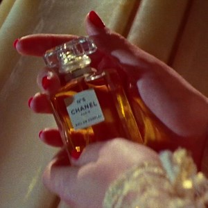 Each interpretation is an original composition, a reworking of the essence, fullness and richness to achieve the trail that Olivier Polge, the CHANEL nose, desired. Discover more on chanel.com/-IAmAFragranceTrail_ChanelParfumeur | CHANEL