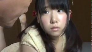Japonesa inocente con el culazo en pompa