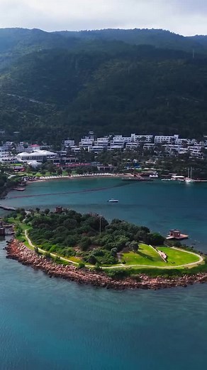 Vitet kalojnë po dashuria jonë për Rixos Premium Bodrum nuk zbehet😍 I privilegjuar me nje natyrë dhe det me bukuri marramendëse, ky rezort ka sjllë në brigjet e Egjeut cilësinë e padiskutueshme Rixos. #savatoursthehappymakers🏖️ | Savatours Kosove