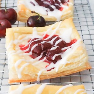Need a quick & easy breakfast recipe for this weekend? Try our Cherry Danish recipe using puff pastry and homemade cherry pie filling for this deliciousness! Click to grab the recipe NOW at: https://www.theproducemoms.com/cherry-danish/ | The Produce Moms | Facebook