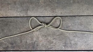 Essential KNOTS you need to know: the HANDCUFF KNOT. More knots to come. . . . #naturerelianceschool #natureschool #knot #knots #rope #ropes #tie #howto #dyi #handcuff #handcuffs #outdoorslife #survival #outdoorskills #boyscouts #outdoorlife #nature_good #tiedup #paracord #tieknots #outside #outdoors #wildernesssurvival #outdoorsurvival | Nature Reliance School