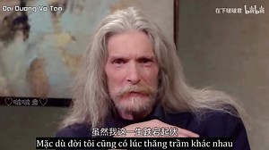 "BJÖRN JOHAN ANDRÉSEN - CẬU BÉ ĐẸP NHẤT THẾ GIỚI." Björn Johan Andrésen, sinh ngày 26 tháng 1 năm 1955, là một diễn viên và nhạc sĩ người Thụy Điển. Người đàn ông 65 tuổi đã từng có một quá khứ huy hoàng khi trở thành hiện tượng trên toàn thế giới với vai diễn Tadzio trong bộ phim Death in Venice ra mắt vào năm 1971. Khi ấy, Björn Johan Andrésen mới 16 tuổi. Vẻ đẹp xuất chúng cùng mái tóc vàng bồng bềnh của ông đã khiến hàng triệu khán giả rung động. Kể từ đó, Björn Johan Andrésen được ưu ái gọi