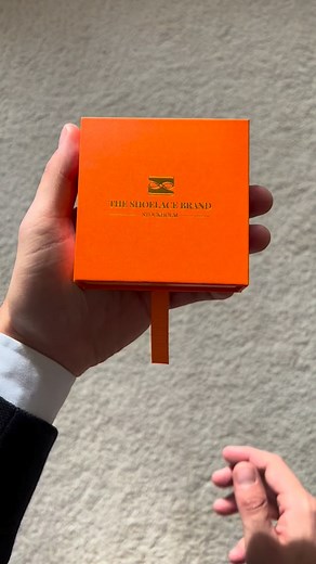 Har du en kille som är svår att köpa present till för att han har ALLT!? Då ska du kika på detta! Det är manchettknappar han kan sätta på sin vanliga skjorta, alltså inte vanliga manschettknappar utan manchetter till vanliga knapp-skjortor!! ❤️‍🔥😎 Perfekt liten present till honom! #theshoelacebrand #cuff #buttoncovers #giftforhim #julklapp | The Shoelace Brand Sthlm