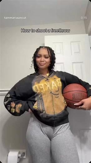 ItsTammaria showing the Gooners how to shoot a Freethrow #lightskinebony #redbone #twerk #challenge #waterbooty #greyleggings #414watawham #igreels