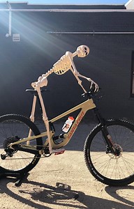 If ever a bike resembled your most cherished mix tape compilation, the Hightower is it. Featuring our lower-link mounted shock design, updated, adjustable geometry, this “Engineering Best Of...” assembles some of our biggest design pleasers into one belter of a road-trip companion. The Hightower has been a does-it-all-well trail bike since its inception. More maneuverable than its longer-travel sibling, the Megatower, and more at home in the steep-and-chunky than its snappy cousin Tallboy, Hight