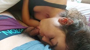 Ze komen over mijn hele lichaam - mooie vrouw zuigt aan mijn pik