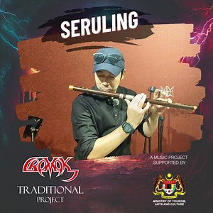 Seruling, alat muzik yang menawan hati, memainkan melodi indah dalam kepelbagaian seni muzik. Diperbuat daripada kayu, buluh atau logam, seruling menghasilkan bunyi yang menenangkan dan memukau. Melalui corak bunyi yang lembut, seruling sering menjadi persembahan utama dalam muzik klasik Melayu dan juga digunakan dalam konteks moden. Penggunaannya merentasi pelbagai budaya, menyatukan orang dengan keindahan melodi yang abadi. Seruling bukan sekadar alat muzik, tetapi juga penyampai emosi dan cer