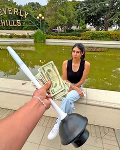 Millonario regala diner0 a la chica que limpie mi bañ0 😱 | HotSpanish