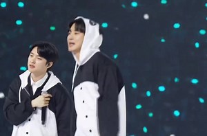 DFTF ကို ဆိုမဲ့ဆိုကြရတော့လည်း ချစ်စရာကောင်းအောင် တစ်ဖွဲ့လုံး panda outfitလေးတွေနဲ့😂 ချစ်စရာလေးတွေသာဖြစ်နေတာ liveဆိုနေကြတဲ့ vocalတွေကတော့ ပြောနေစရာကိုမလိုအောင် အလန်းစားတွေပေါ့နော်😉 | EXO Chanyeol Union- Myanmar