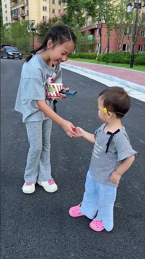 El bebé le regaló a su hermana un conjunto de utensilios portátiles y recibió fresas.