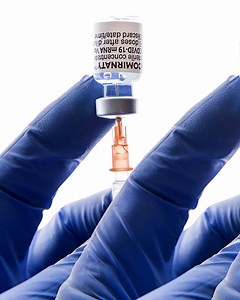 Die Schutzwirkung der mRNA-Impfstoffe lässt mit der Zeit nach. Eine dritte Impfung gegen Covid-19 könnte speziell älteren Menschen helfen. Dass es eine Auffrischung braucht, ist nicht aussergewöhnlich, finden Experten. Auch für Impfungen gegen Hepatitis oder FSME sind mehrere Impfungen nötig, bis der Körper immunisiert ist. Die sogenannte Booster-Impfung gegen Covid-19 ist in der Schweiz aber noch gar nicht zugelassen. | SRF News