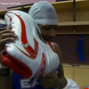 "Oh, yo it work for real!" That time when Allen Iverson answered Shaquille O' Neal's shoe cell phone 😂 (via NBA) | NBA on ESPN