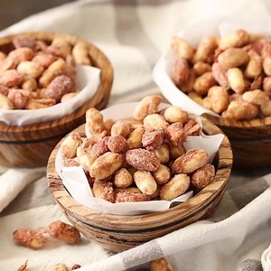 WARNING: This Groundnut Sweet aka Candied Nuts are highly addictive peanuts with a crunchy sugar coated layer. Perfect on-the-go snacks, for movie time and even while reading. Too hard to stop with just a handful! ;) RECIPE: https://www.africanbites.com/groundnut-sweet-sugar-peanuts-aka-candied-nuts/ | Immaculatebites
