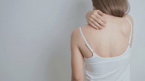 Woman Itching Scratching Itchy Back Sensitive Stock Footage Video (100% Royalty-free) 3483961731 | Shutterstock