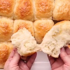 Soft and pillowy No Knead Dinner Rolls ❤️ This recipe is so easy! https://avirtualvegan.com/easy-no-knead-vegan-dinner-rolls/ | A Virtual Vegan