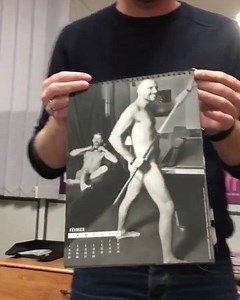 OUI J'AI POSÉ NU !!! pour un Calendrier !!! BIG UP à toute l'équipe de Mona FM que j'adore et qui a trouvé une façon originale de me faire de la pub pour mon concert dans le nord le 12 Janvier à Orchies ! 😜 Réservez vos places ici : https://www.billetweb.fr/le-pacbo-12-01-2019-db Au passage le calendrier Les Dieux du Bar soutient plein de belles causes caritatives n'hésitez pas à l'acheter ! 😘 https://m.facebook.com/lesdieuxdubar/ #GrasDuBide | David Ban