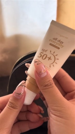 See the sun in a whole new light with Skin Genie's All Day Everyday Hybrid Sunscreen! ☀️✨ Watch as our SPF50 PA formula shines through in a UV mirror camera, providing unbeatable protection against harmful rays. Stay radiant and protected all day long! #SkinGenie | SkinGenie