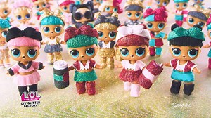 O playset LOL DIY Glittery Factory é perfeito para customizar as bonecas , pets  e acessórios  vem com 4 diferentes cores de glitter, 4 cores de fuzz, pincéis, colas, mascaras faciais, 2 conjuntos de roupa super na moda, acessórios, sapatos, uma manequim e uma boneca exclusiva, a Makeover Babe! | Candide Brinquedos | Facebook