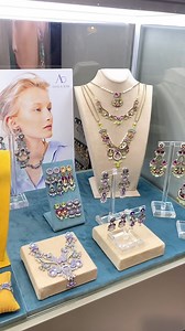 Nous sommes ravis d’être présents à @bijorhca_paris 2025 et d’apporter avec nous la nouvelle collection @ayalabarofficial 💖 Boucles d’oreilles scéniques, colliers iconiques et détails précieux : découvrez une collection qui renouvelle le style sans en trahir l’essence. 📍 Bijorhca Paris 🗓 18 - 20 janvier 📍 Hall 1, Stand E17 ✨ Venez découvrir la nouvelle collection Ayala Bar : un design unique, des couleurs irrésistibles, des bijoux qui parlent au cœur ♥️ Nous vous attendons ! — Siamo entusias