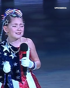 Mały Kinsley Murray zaśpiewała hymn Stanów Zjednoczonych podczas meczu drużyny Indiana Pacers. Jednak nie minęło dużo czasu, zanim nie stała się popularna, ponieważ nie dostroiła swojego głosu i stała się celem kwaśnych komentarzy, a wiele innych osób martwiło się, jak to może na nią wpłynąć. | Alleluja