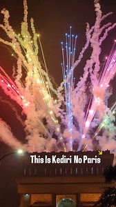 Luar biasa‼️Detik-detik pesta kembang api menyambut pergantian malam tahun Baru 2025 di simpang lima gumul Kediri.. °°°°°°°°°°°°°°°°°°°°°°°°°°°°°°°°°°°°°°°°°°°°° Kepo yaa Jagan lupa follow RAMA VLOG •••••••••••••••••••••••••••••••••••••••••••••••••••• ○○○○○○○○○○○○○○○○○○○ #tahunbaru2025 #pestakembangapi #HappyNewYear #simpanglimagumul #tahunbaru #Fyp #Reels #fireworkparty #beautiful #thinline #kembangapi #sorotan #trendingtopik #newyear #viral #fbpost #viralvideo #firework #newyearfireworks | RAM