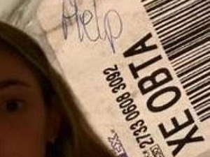 Compró ropa por internet y la prenda llegó con un inquietante mensaje: “Ayuda”