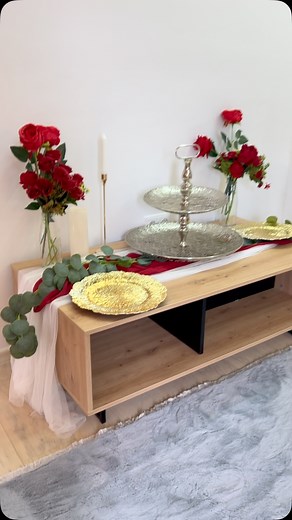 Kutak za hranu 🤤 Elegancija u svakom detalju ✨🌹 Dekoracija stola za hranu u znaku crvenih ruža i zlatnih akcenata – spoj strasti i luksuza ❤️💛 Jer svaki rođendan zaslužuje da blista! 🥂🎉 . . . #rođendanskadekoracija #crveneruže #zlatnidetalji #stozaGoste #birthdaydecor #luxuryevent #detaljikojiostavljajutrag #magichappens | sumiikallem