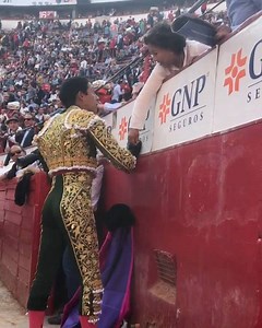 13K views · 249 reactions | Porque el amor de una madre es incondicional, más aún cuando su hijo se juega la vida, Prensa Sergio Flores y su madre en la corrida de aniversario de la Plaza México - Capote & Muleta | Capote & Muleta | Facebook