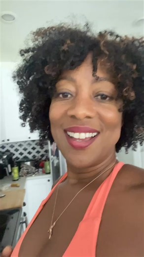 When you are sore, hungry and know your body needs more energy… I drink a pea protein shake with a scoop of collagen. My joints feel better, my muscles are satisfied, my appetite is soothed and I feel energized. It just takes 5 mins! ——————————- | Tiffany Rothe Workouts