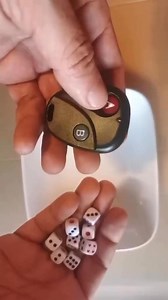 The dice is designed with a small internal motor that moves weights inside or alters its internal structure to ensure a specific face lands facing up. Through a control unit, a signal is sent, for example, “show number 5” and the motor adjusts the dice’s position accordingly to produce the desired outcome. | Electronique & Electricité