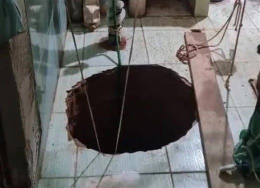 Bătrânelul de 71 de ani a visat mult aur la el în casă și s-a apucat să sape o groapă de peste 40 de metri în bucătăria lui.😱 Cum și-a găsit sfârșitul în goana după bani a șocant pe toată lumea…𝐕𝐞𝐳𝐢 𝐢𝐧 𝐜𝐨𝐦𝐞𝐧𝐭𝐚𝐫𝐢𝐢 👇 | Se vede tot