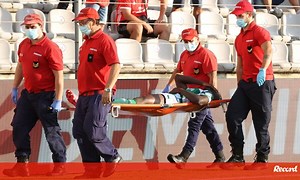 Abdu Conté deixou relvado de maca e a chorar