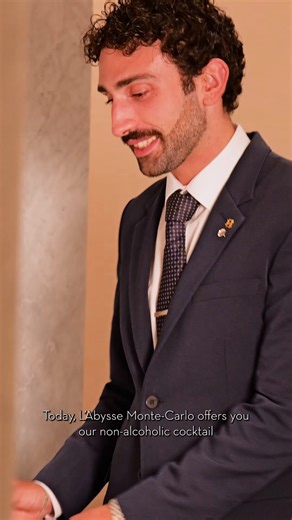 Black tea, passion fruit and mint are the stars of this non-alcoholic cocktail proposed at our restaurant L' Abysse Monte-Carlo for a refreshing break during the August heat ! | Hôtel Hermitage Monte-Carlo